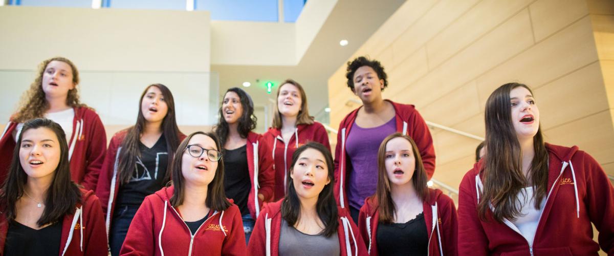 CWRU-female-acapella-group