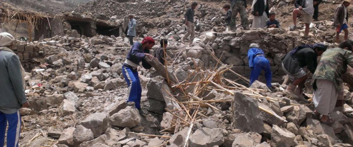 Villagers_scour_rubble_for_belongings_scattered_during_the_bombing_of_Hajar_Aukaish_-_Yemen_-_in_April_2015.jpg