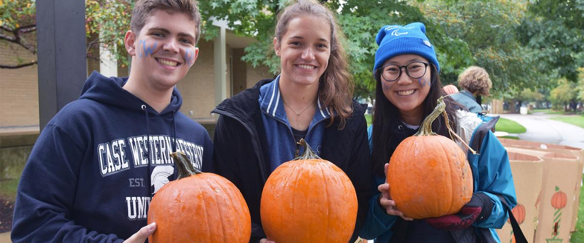students-homecoming-pumpkins