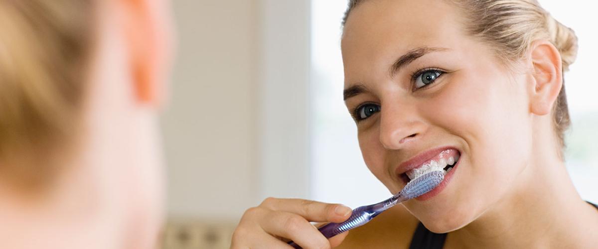 woman-brushing-teeth