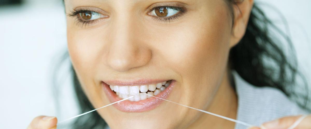 woman-flossing