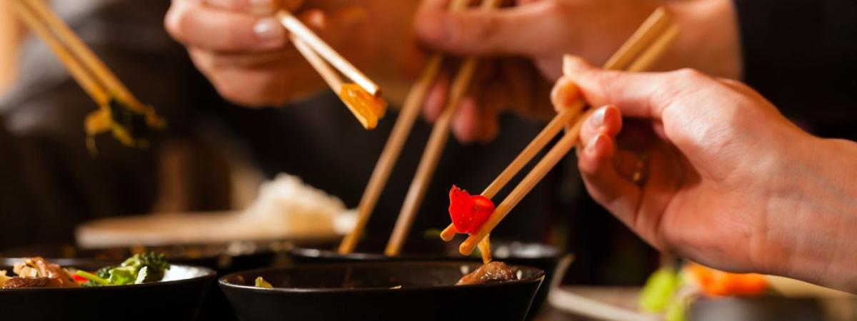 Young-people-eating-in-Thai-restaurant-