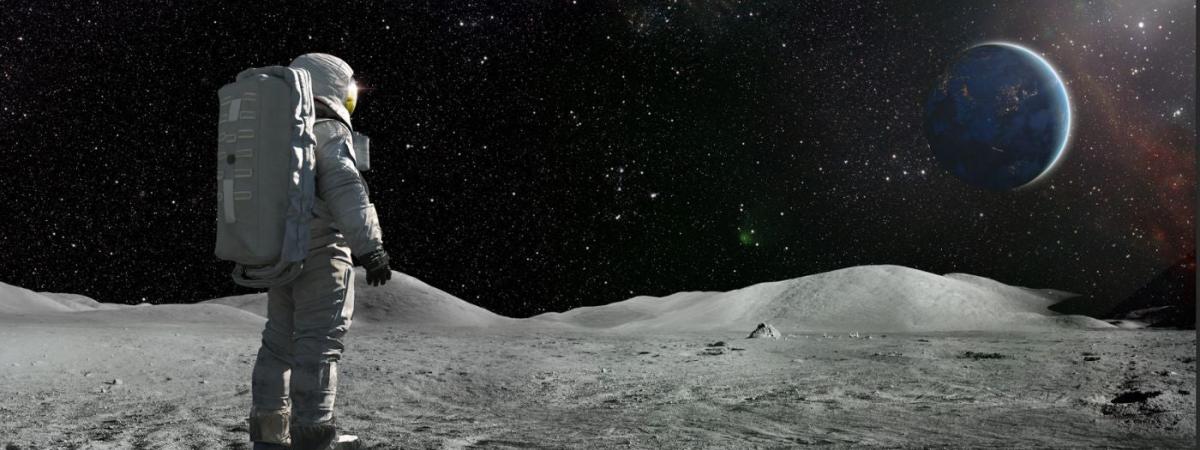 astronaut-standing-on-the-moon