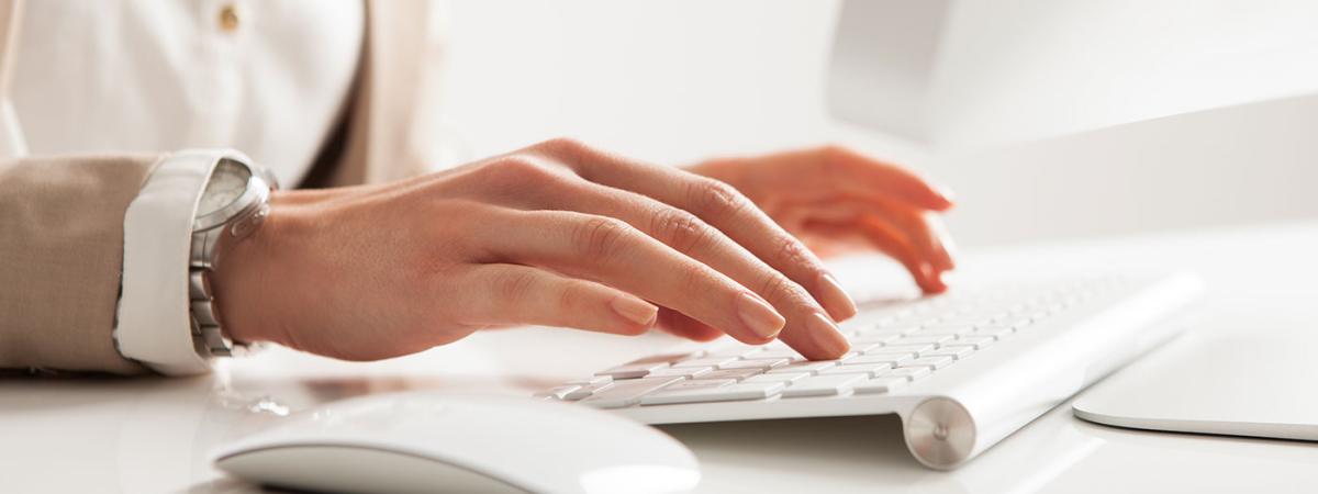 businesswoman-typing-feat