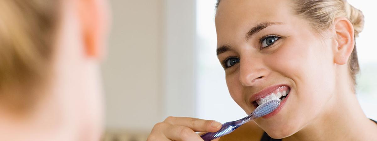 woman-brushing-teeth