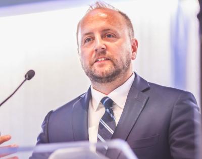 Case Western Reserve University alumnus Jeffrey Verespej speaks at an alumni award luncheon