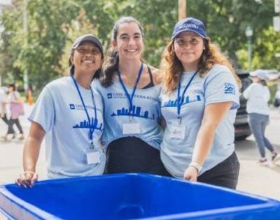 Volunteers at CWRU's move-in day 