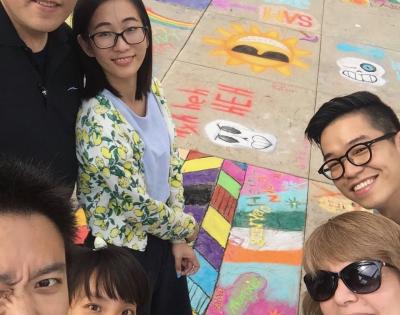 Friendship-Family-Sidewalk-Chalk-selfie
