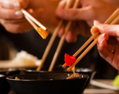 Young-people-eating-in-Thai-restaurant-