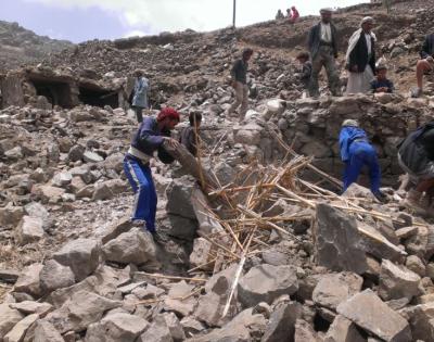 Villagers_scour_rubble_for_belongings_scattered_during_the_bombing_of_Hajar_Aukaish_-_Yemen_-_in_April_2015.jpg