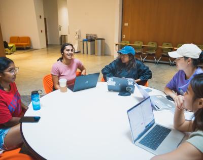 082932022_WSOM_First%20Day%20Fall%20Semester_Students_PBL_Peter%20B%20Lewis%20Building_131_By%20Matt%20Shiffler.jpg