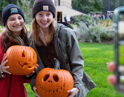 students-pumpkins-feat