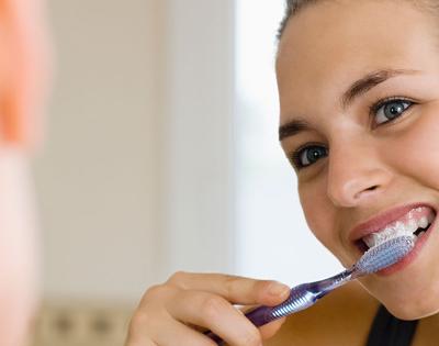 woman-brushing-teeth