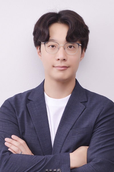 A headshot of Hyoung Suk Suh.