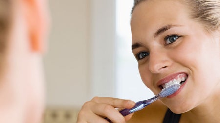 woman-brushing-teeth