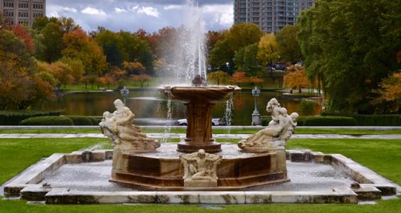 An image of the fountain in front of The Cleveland Museum of Art.