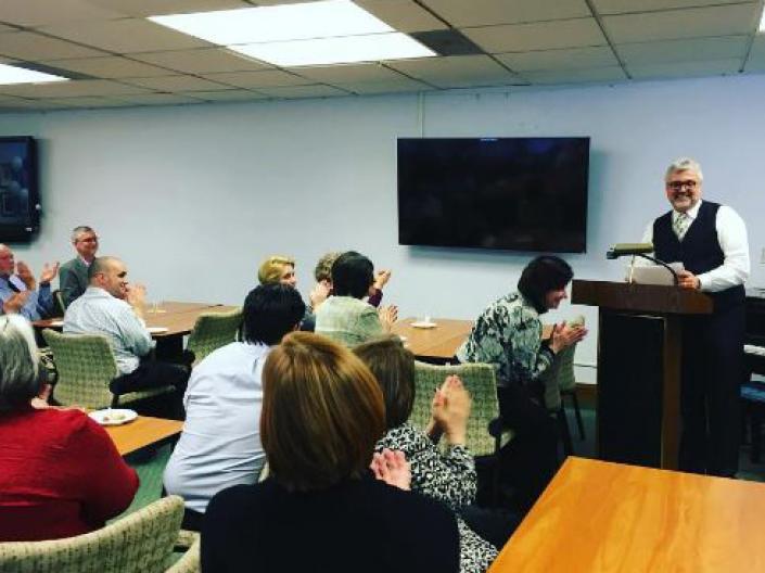 Picture of Professor Voss giving a lecture to FPB students.