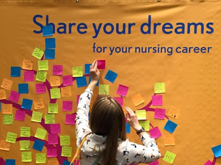 Rachel Lindsay sharing a post it note of her dreams for her nursing career.