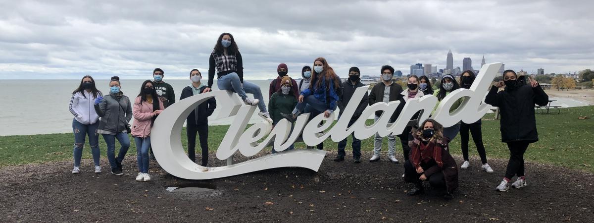 lideres avanzando 2020-21 cohor at the giant cleveland sign