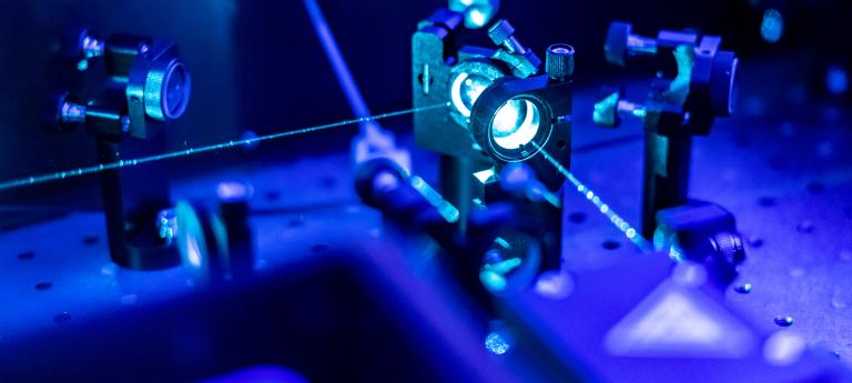 laser reflect on optic table un quantum laboratory