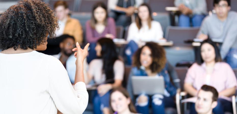 An instructor in front of a class of students.