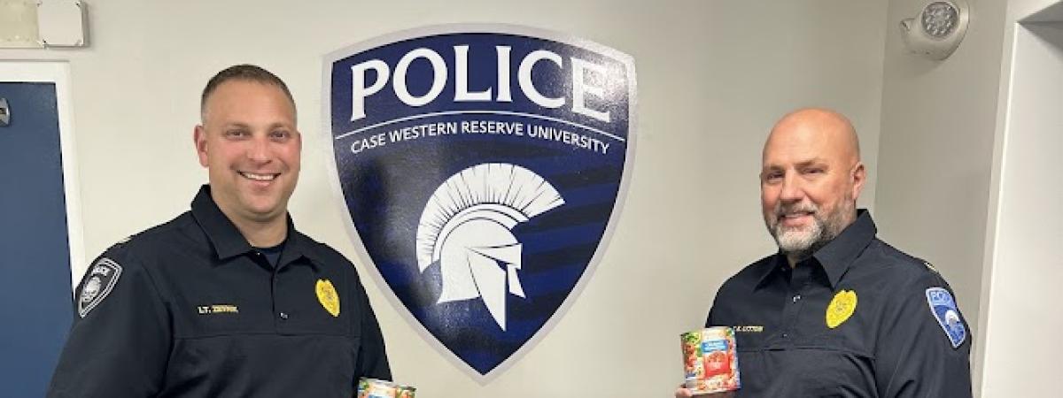 2 police officers - Food drive