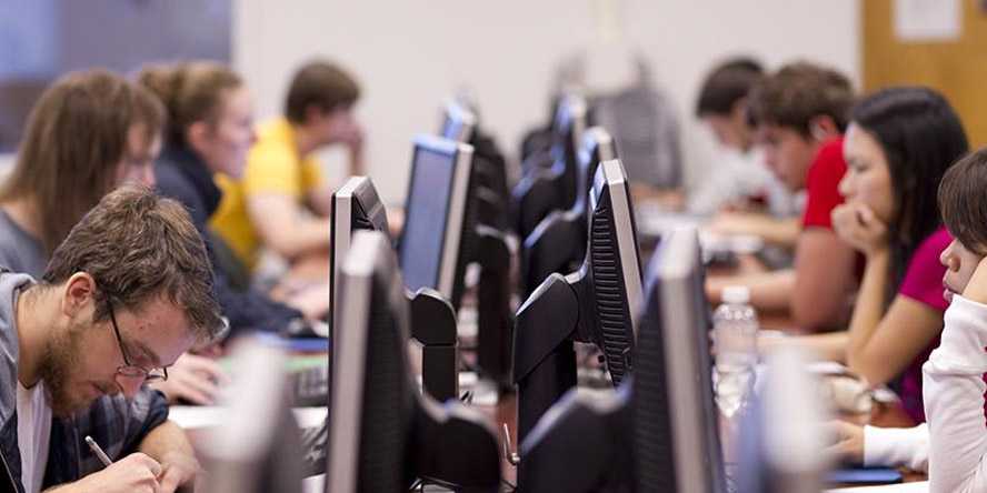 Photo of a Case Western Reserve University computer lab full of students