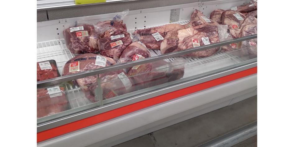 Photo of meat in a deli counter showing price markup