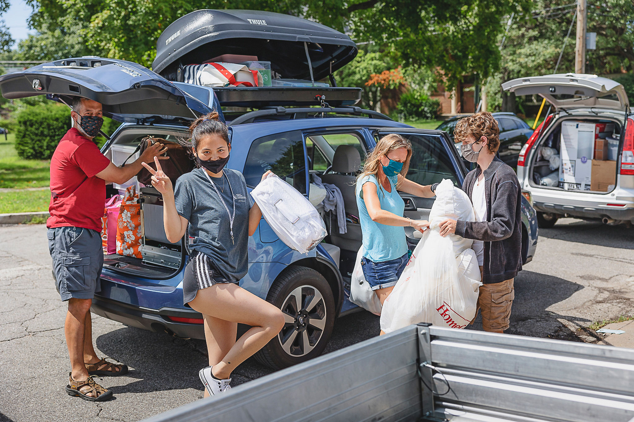 A CWRU student and others unpack a van on move-in day
