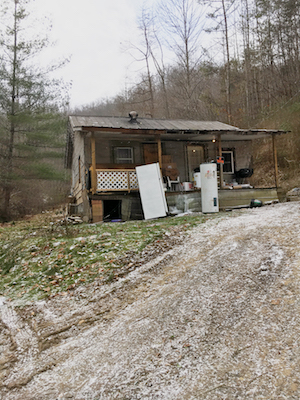 Photo of a run-down home in rural Kentucky