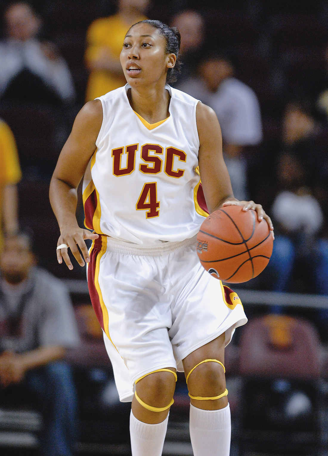 Simone Jelks dribbling a basketball as a university student