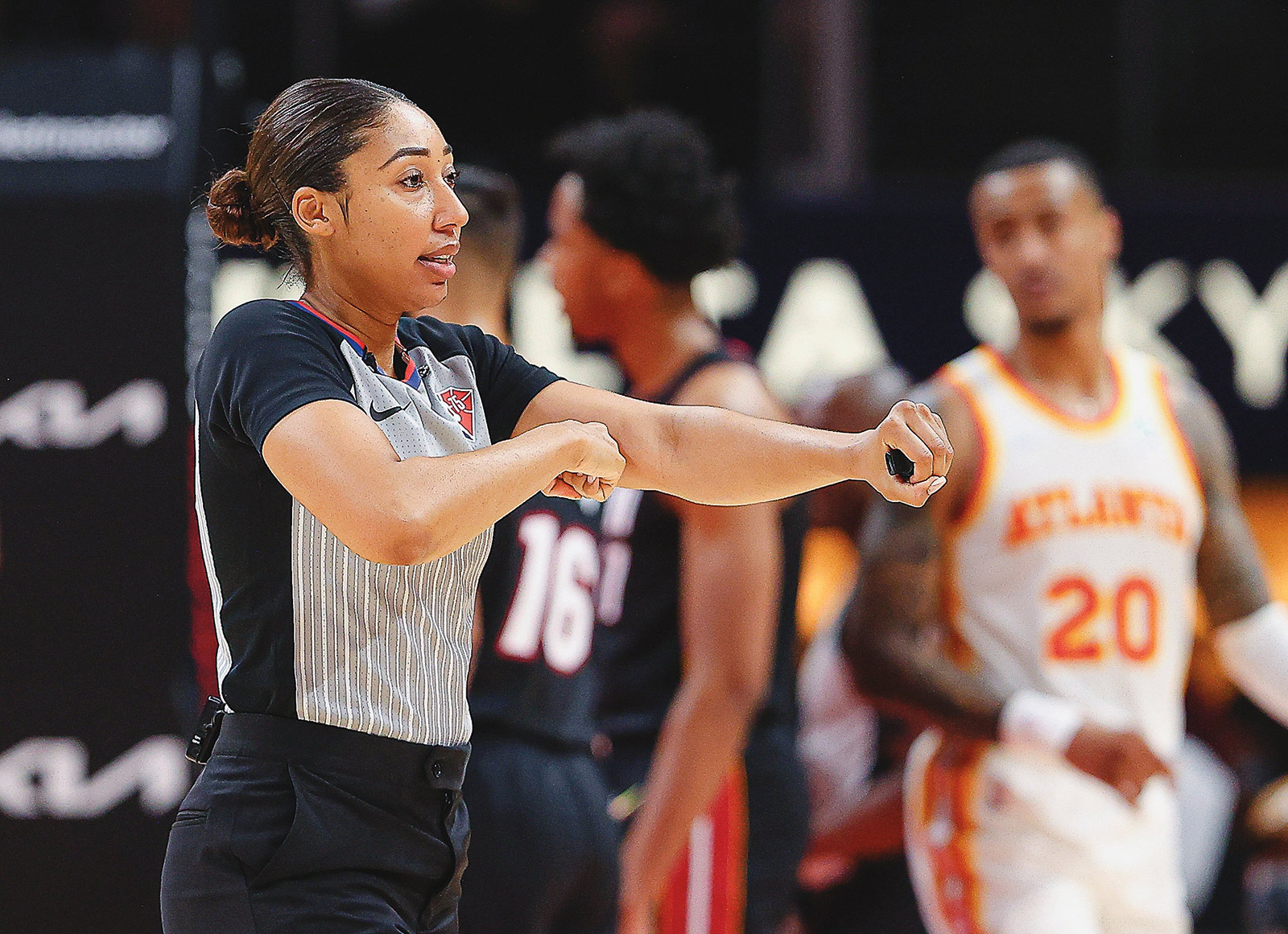 Simone Jelks refereeing at an NBA game.