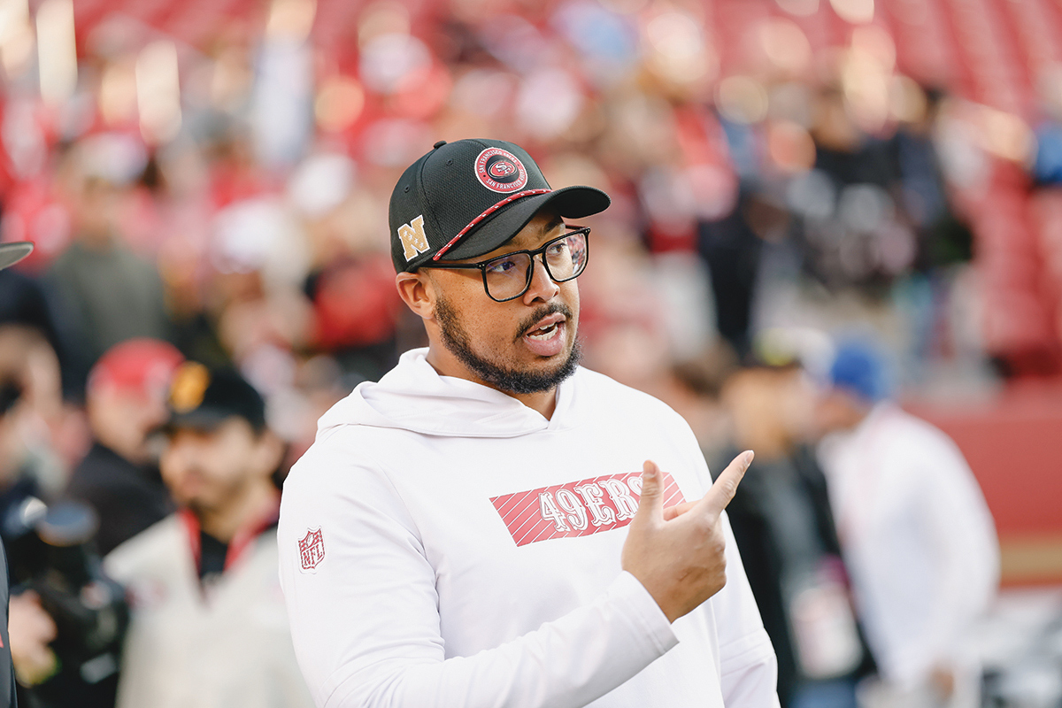 Cameron Brown pointing while coaching at a San Francisco 49ers game