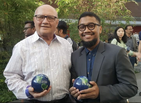 Photo of Chuck Fowler and Flourish Prize honoree Rizky Ardi Nugroho at the 2017 Fourth Global Forum.