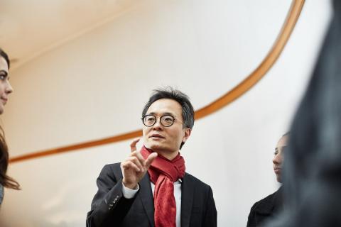 Youngjin talking to students
